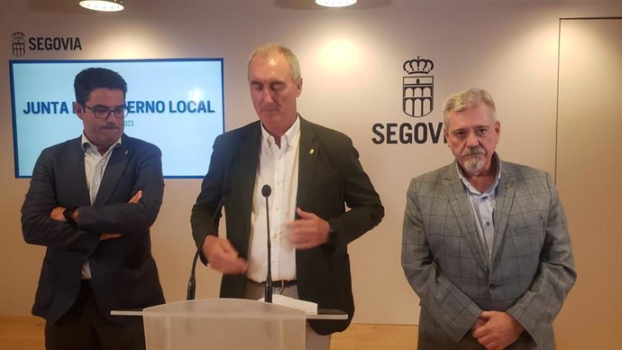 El alcalde Mazarías (centro) comparece con el concejal de Urbanismo, González-Salamanca (dcha) y el de Obras Públicas, José Luis Horcajo.