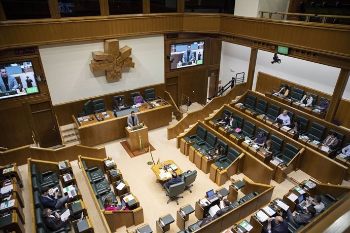 Archivo - Pleno del parlamento vasco