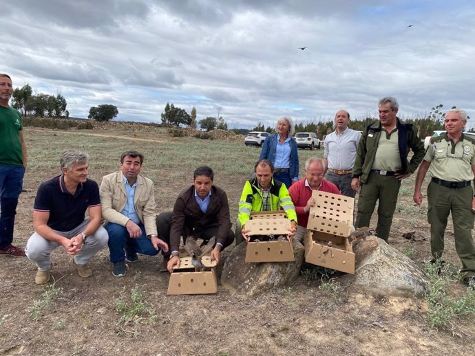 El delegado de Sostenibilidad, Medio Ambiente y Economía Azul de la Junta en Huelva, Pedro Yórquez, ha participado en una suelta de perdices silvestres en la finca 'El Calamón', en Santa Olalla del Cala.