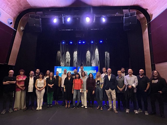 Los profesores del CM Las Armas posan junto a la consejera municipal de Cultura, Sara Fernández, en la presentación de los cursos formativos