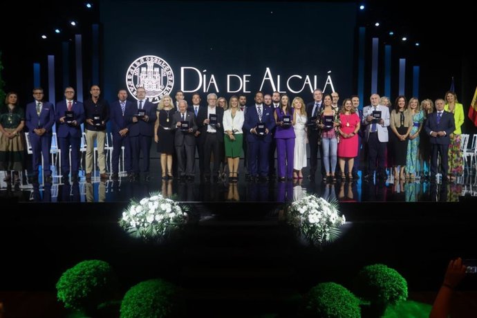Alcalá de Guadaíra ha entregado este jueves reconocimientos a personas y entidades que son ejemplo en su ámbito profesional para la comunidad en una jornada de reivindicación de la identidad local.