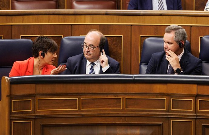  La ministra Portavoz en funciones, Isabel Rodríguez; el ministro de Cultura y Deporte en funciones, Miquel Iceta y el ministro de Sanidad en funciones, José Miñones, durante una sesión plenaria.