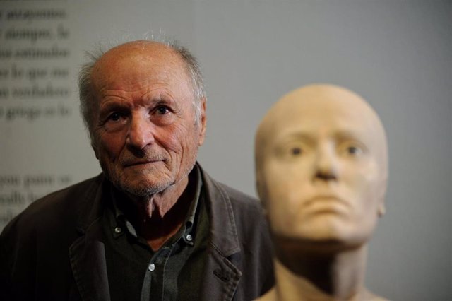 El artista Antonio López durante posa junto a sus obras en la presentación de la exposición ‘Antonio López’, en La Pedrera, a 21 de septiembre de 2023, en Barcelona, Catalunya (España). La exposición es la primera muestra monográfica retrospectiva del pin