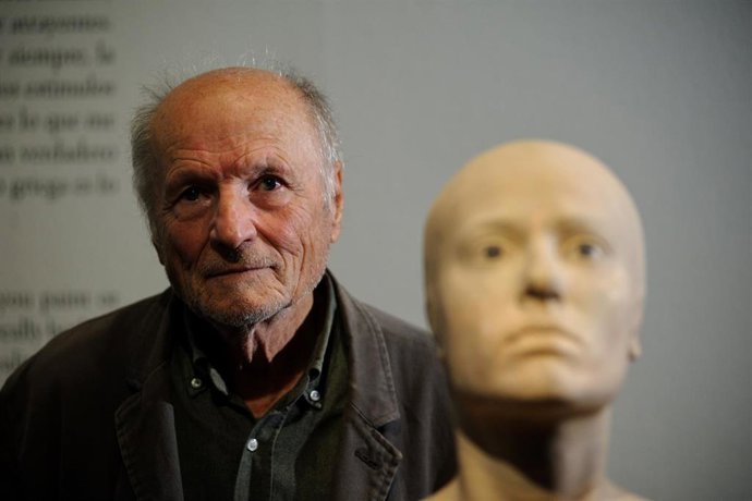 El artista Antonio López durante posa junto a sus obras en la presentación de la exposición Antonio López, en La Pedrera, a 21 de septiembre de 2023, en Barcelona, Catalunya (España). La exposición es la primera muestra monográfica retrospectiva del p