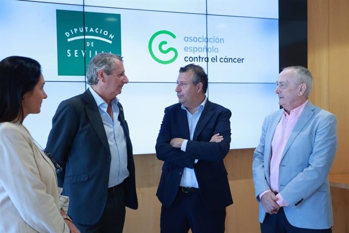 El presidente de la Diputación de Sevilla, Javier Fernández, con el presidente de la Asociación contra el Cáncer de Sevilla (AECC), Jesús Maza, acompañado por miembros de su equipo.