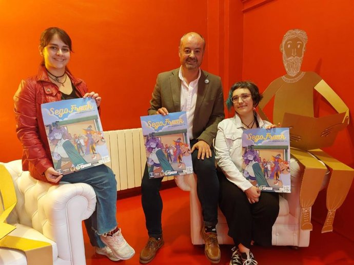 El concejal de Juventud, Sergio Calleja, entre Sandra Bastián (izda) y Ángela Luengo, organizadoras de 'SegoFreak'