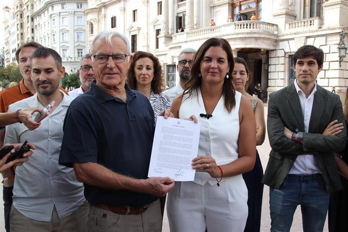 Joan Ribó y Sandra Gómez con los concejales de Compromís y PSPV