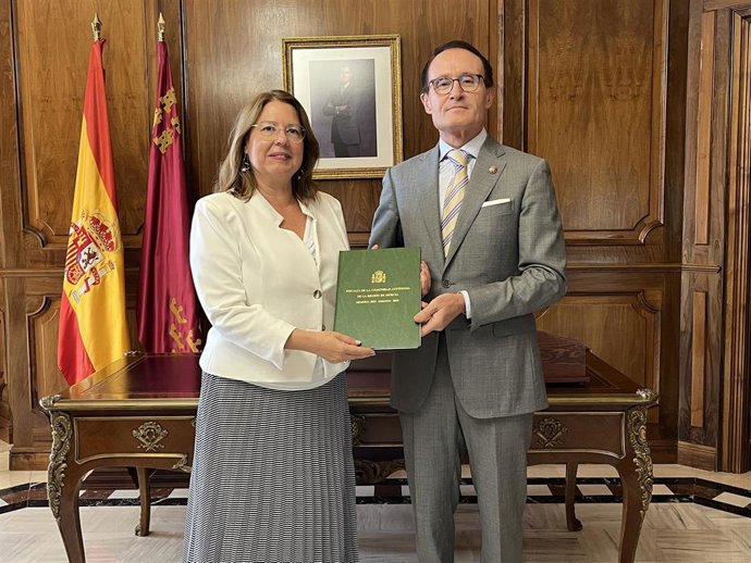La presidenta de la Asamblea Regional, Visitación Martínez; y el Fiscal Superior de la Región de Murcia, José Luis Díaz Manzanera