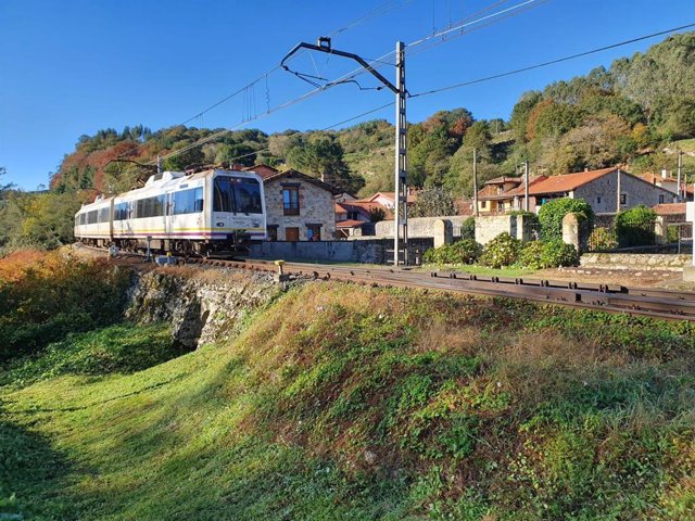 Archivo - Un tren circulando por Cantabria