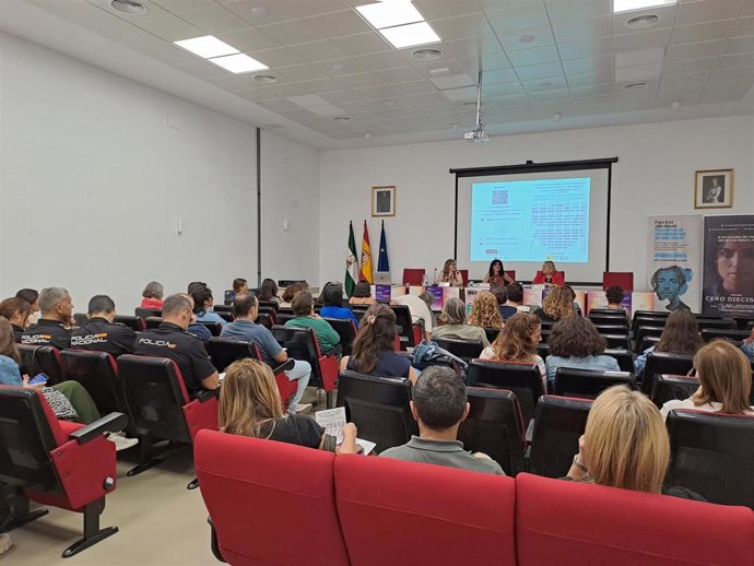 Profesionales se forman en las jornadas organizadas por la Subdelegación del Gobierno en Granada en materia de trata y explotación sexual.