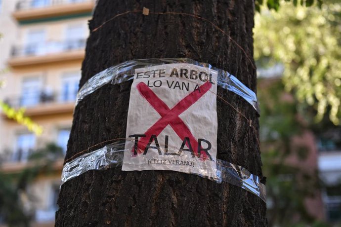 Archivo - Cartel de protesta por la tala de árboles por las obras de ampliación de la L11 de Metro