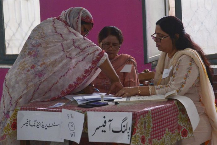 Archivo - Una mujer vota en las elecciones anticipadas en la provincia de Punyab, en Pakistán, en julio de 2022
