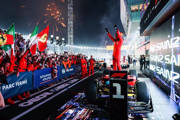 SAINZ Carlos (spa), Scuderia Ferrari SF-23, portrait celebrating his win in parc ferme during the 2023 Formula 1 Singapore Airlines Singapore Grand Prix, 15th round of the 2023 Formula One World Championship from September 15 to 17, 2023 on the Marina B