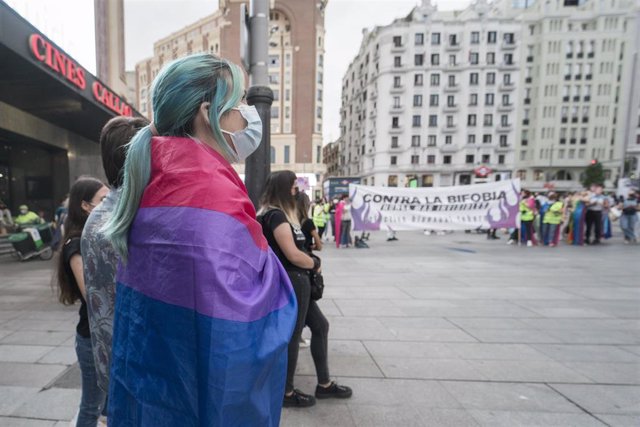 Archivo - Una mujer con la bandera del orgullo bisexual, participa en una concentración por el Día Internacional de la Visibilidad Bisexual, en la Plaza de Callao, a 23 de septiembre de 2021, en Madrid (España). Como cada 23 de septiembre, desde 1999 se c