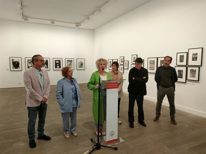 La vicerrectora Celia Aramburu (c) junto a artistas y responsables de la exposición 'Señas de identidad' en Salamanca