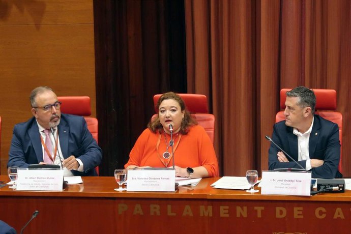 El portavoz de la Plataforma de Lletrats i Lletrades del Torn d'Ofici de Catalunya, Albert Bertran, y la portavoz de la asociación Altodo Catalunya, Vanessa Gonzalez, comparecen en la Comisión de Justicia del Parlament. El 21 de septiembre de 2023.