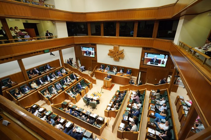 El Lehendakari, Iñigo Urkullu, interviene durante el último pleno de Política General de la Legislatura del Gobierno vasco, en el Parlamento vasco, a 14 de septiembre de 2023, en Vitoria-Gasteiz, Álava, País Vasco (España).