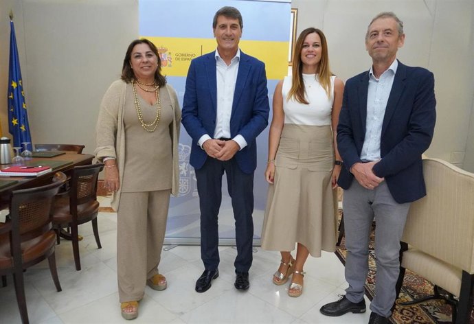 El delegado del Gobierno de España en Andalucía, Pedro Fernández, con la presidenta de Cruz Roja Española en Andalucía, Rosario García Palacios
