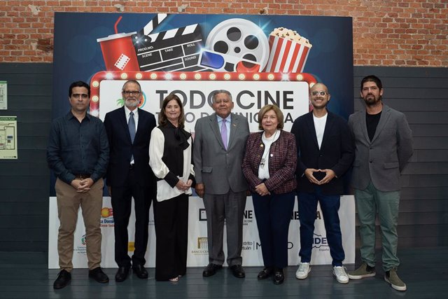 El embajador Juan Bolívar Díaz y la Sra. Ada Wiscowitch Carlo junto a los directores y productores invitados a la muestra.