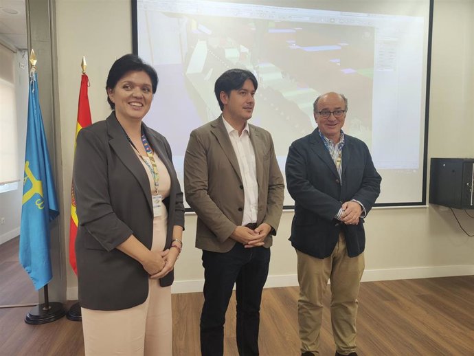 El consejero de Ciencia en la Fábrica de Santa Bárbara de Trubia.