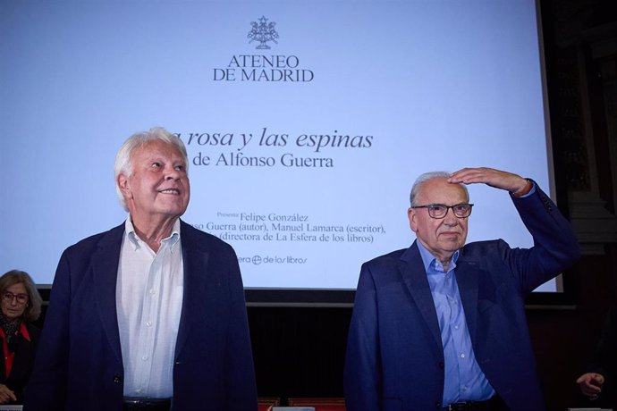 El expresidente del Gobierno, Felipe González (i), y el exvicepresidente del Gobierno, Alfonso Guerra (d), durante la presentación de su nueva obra 'La rosa y las espinas', en el Ateneo de Madrid.