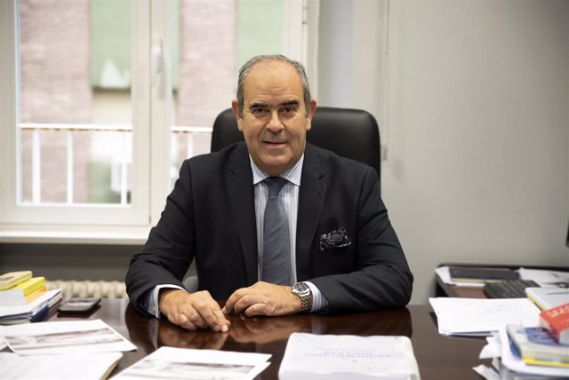 Archivo - El presidente del Foro de la Industria Nuclear, Ignacio Araluce, en su despacho.