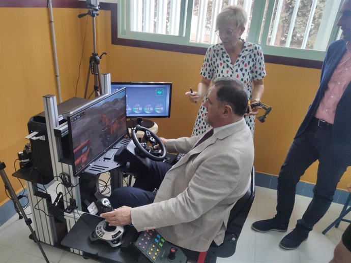 El delegado de Educación prueba el simulador de maquinaria pesada del IES Río Aguas, en Sorbas (Almería)