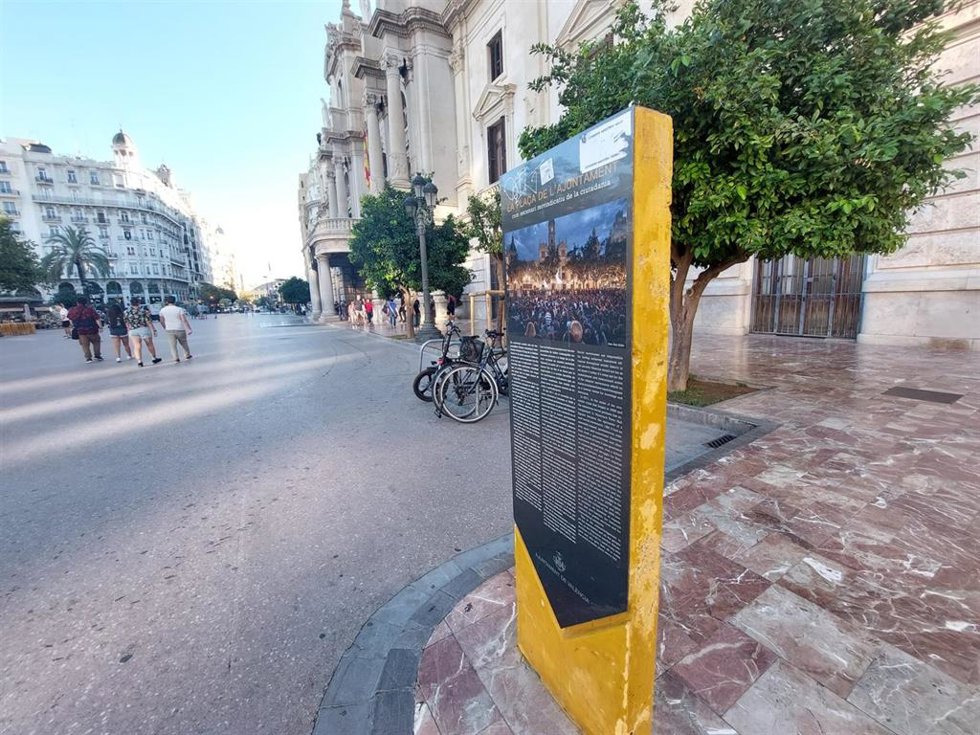 Monolito del 15-M en Valncia