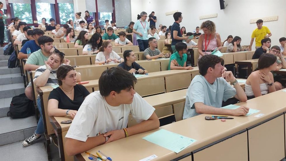 Archivo - Imagen de archivo de estudiantes en el primer día de la PEvAU del pasado mes de julio en la Universidad de Sevilla.