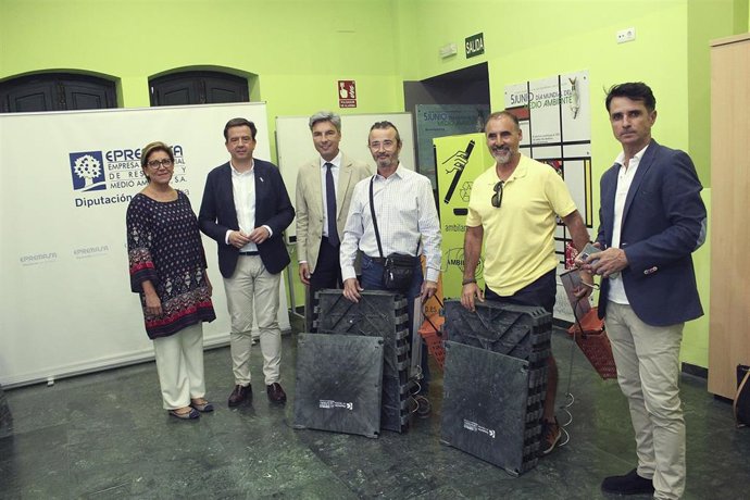 El presidente de Epremasa, Andrés Lorite (tercero por la izda.), en el reparto de compostadoras.