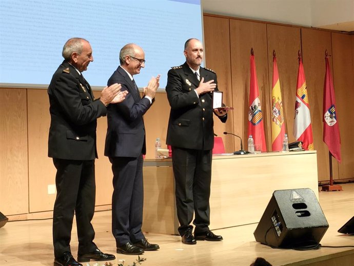 El comisario provincial de la Policía Nacional en Salamanca, Claudio Díaz (d), recibe la Medalla de Oro de la Provincia para el Cuerpo Nacional de Policía