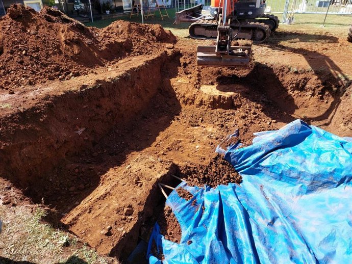 Hallan restos y casquillos de bala en la fosa en la que se busca a tres represaliados en Bértoa, Carballo (A Coruña)