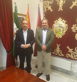 El delegado de Empleo, Empresa y Trabajo Autónomo de la Junta en Huelva, Juan Carlos Duarte (derecha), junto al alcalde de Aracena, Manuel Guerra,