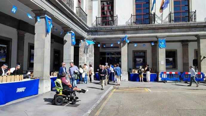 Reparto del bollu en la Plaza de España.