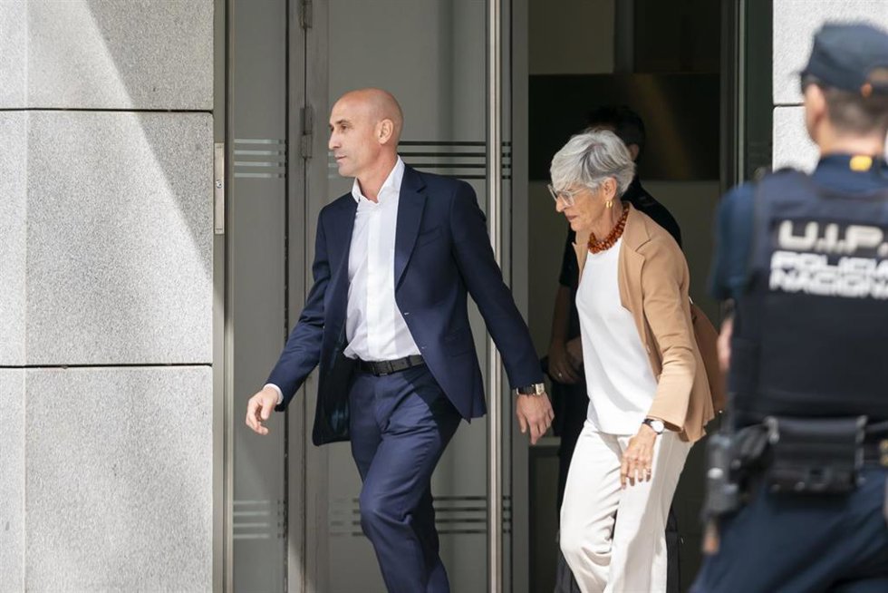 El expresidente de la Real Federación Española de Fútbol (RFEF), Luis Rubiales y su abogado Olga Tubau, salen de declarar de la Audiencia Nacional, a 15 de septiembre de 2023, en Madrid (España). 