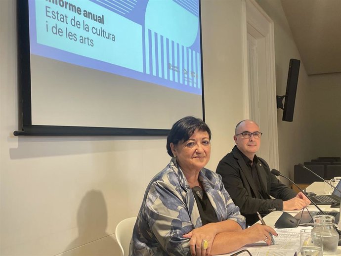 La presidenta del CoNCA VInyet Panyella y el miembro del plenario Salvador Casals, en la presentación del 'Informe anual sobre l'estat de la cultura i de les arts a Catalunya 2022'