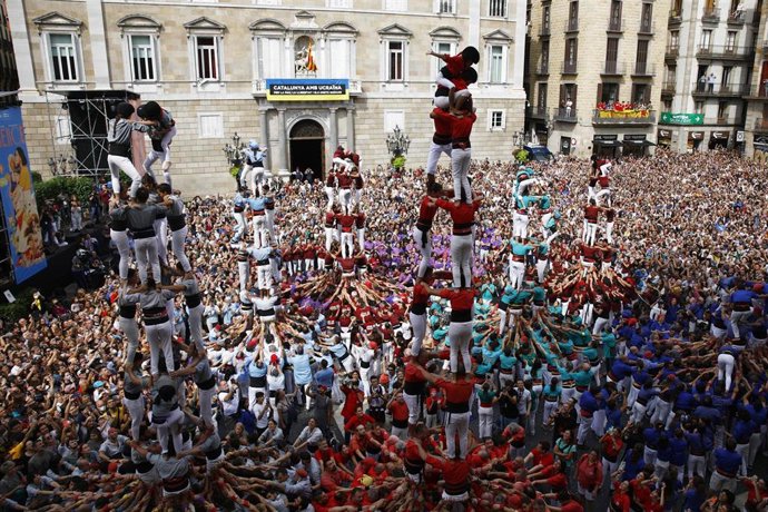 Archivo - Castellers durante la celebración de las Fiestas de la Merc, en la Plaza Sant Jaume, a 24 de septiembre de 2022, en Barcelona, Cataluya, (España).