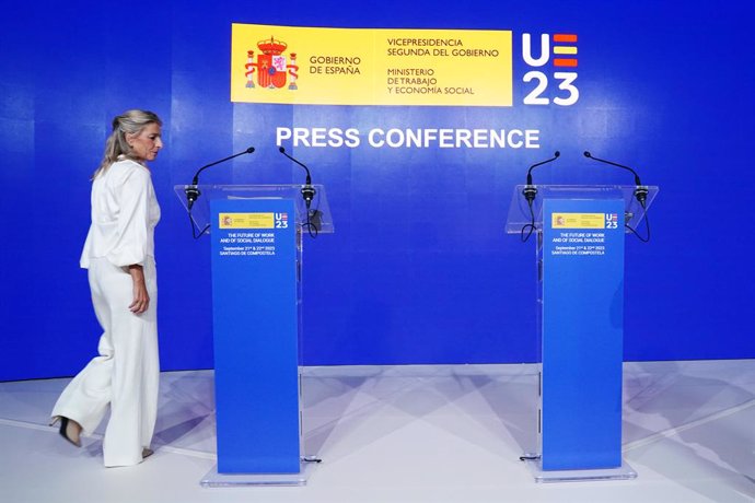 La vicepresidenta segunda y ministra de Trabajos y Asuntos Económicos, Yolanda Díaz, a su llegada a una rueda de prensa junto al comisario europeo de Empleo y Derechos Sociales, en el Hostal dos Reis Católicos, a 21 de septiembre de 2023, en Santiago de