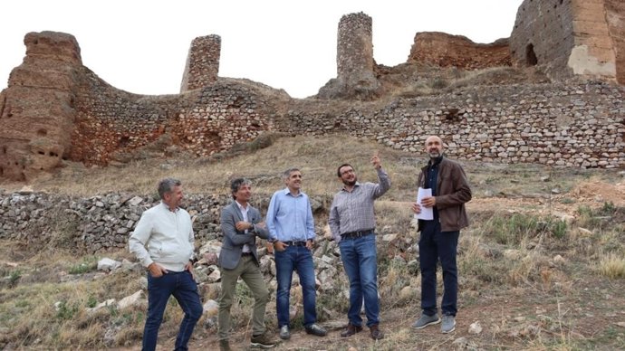 Visita de autoridades al Castillo de Hornachos.