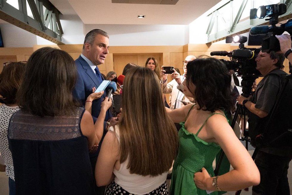 Archivo - El portavoz de VOX en el Ayuntamiento de Madrid, Javier Ortega Smith, ofrece declaraciones a los medios a su salida de un pleno