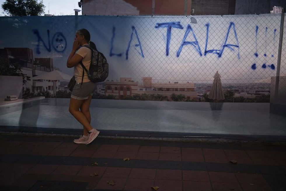 Archivo - Decenas de personas durante una manifestación contra la tala de árboles