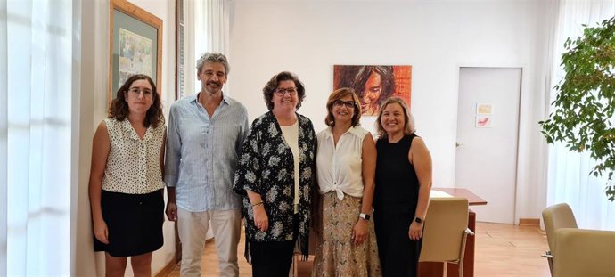 La consellera Catalina Cirer con los representantes de Llar de la Memria.