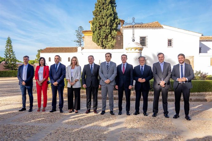 El consejero de Justicia, Administración Local y Función Pública, José Antonio Nieto (c), en la foto de familia antes de firmar el convenio del PFEA con, entre otros, el presidente de la Diputación de Granada, Francisco Rodríguez