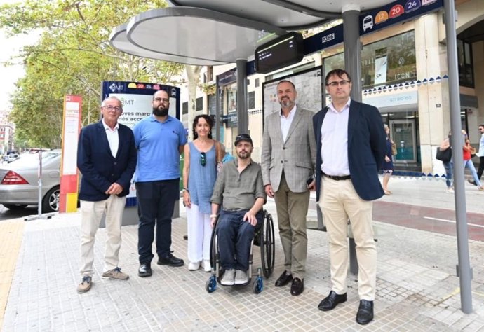 El regidor de Movilidad y Polígonos Industriales, Antonio Deudero, el gerente de la EMT Palma, Juanjo Elías, y representantes de Cermi, Aspaym y la ONCE de Baleares, presentan el Plan Integral de Accesibilidad de Paradas de la EMT.