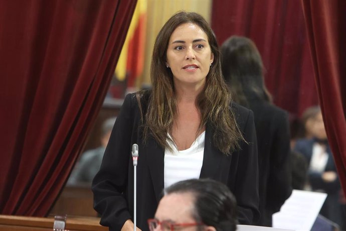 La portavoz de Vox Baleares en el Parlament, Idoia Ribas durante una sesión de control en el Parlament balear.