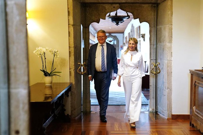 La vicepresidenta segunda y ministra de Trabajos y Asuntos Económicos, Yolanda Díaz, y el comisario europeo de Empleo y Derechos Sociales, Nicolas Schmit, a su llegada a una rueda de prensa,  en el Hostal dos Reis Católicos, a 21 de septiembre de 2023, 