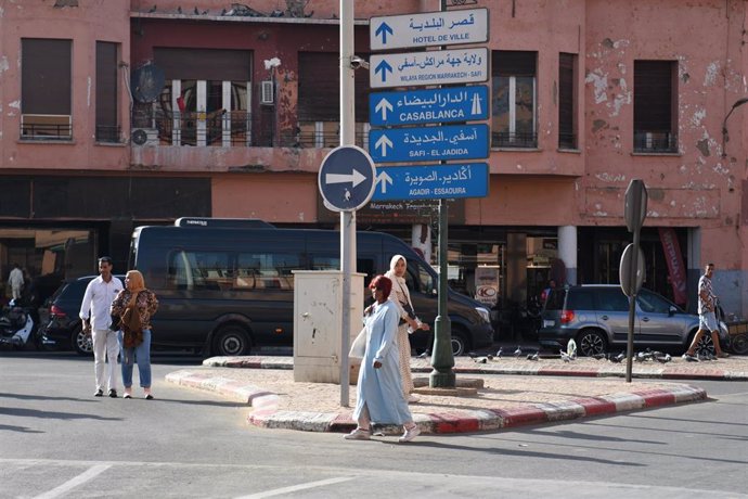 Varias personas en una intersección del centro de Marrakech