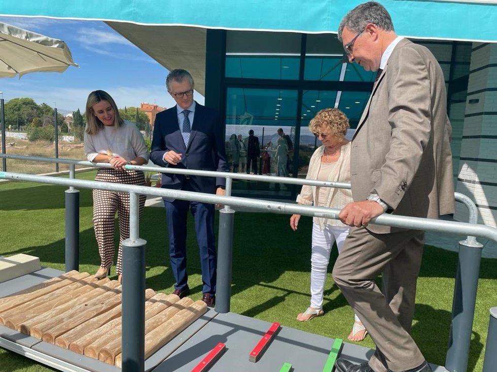 El consejero de Salud, Juan José Pedreño; la consejera de Política Social, Familias e Igualdad, Conchita Ruiz, y el alcalde de Murcia, José Ballesta, visitan el centro terapéutico de la Asociación de familiares de enfermos de alzhéimer (Afamur)