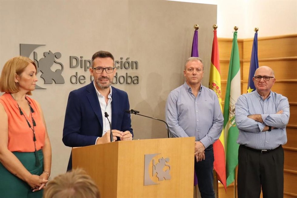 Romero interviene, junto a Pozón, y los representantes del sector del taxi.