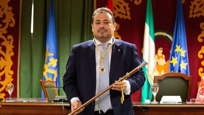 Archivo - El alcalde de Maracena, Julio Pérez, en su investidura